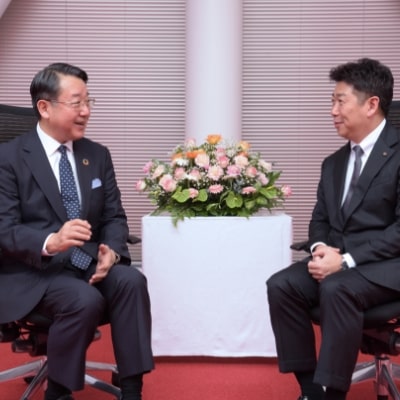 大嶋社長（左）と福田川崎市長の100周年記念対談（2023年）